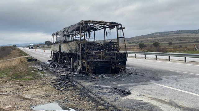 Çanakkale'de içinde 23 yolcusu bulunan yolcu otobüsü alev alev yandı - Resim: 1