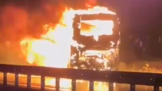 Çanakkale'de içinde 23 yolcusu bulunan yolcu otobüsü alev alev yandı - Resim: 2