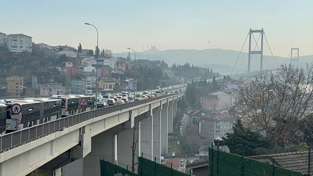 15 Temmuz Şehitler Köprüsü'nde zincirleme kaza! Trafik yoğunluğu oluştu - Resim: 0