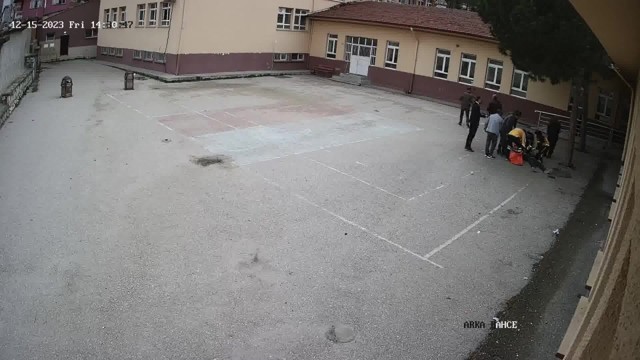 Okul bahçesinde kalbi duran öğrenciyi öğretmeni kurtardı - Resim: 0