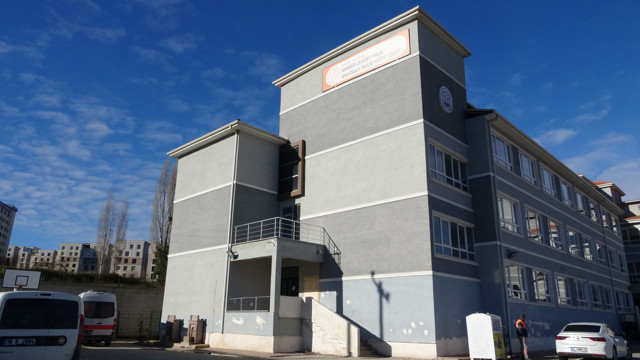 Okulun çatısını onarmak için çıktığı yerden düşen işçi hayatını kaybetti - Resim: 0