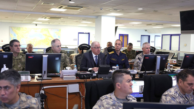 Milli Savunma Bakanı Yaşar Güler 29 hedefin imha edildiği hava harekatlarını sevk ve idare etti - Resim: 0