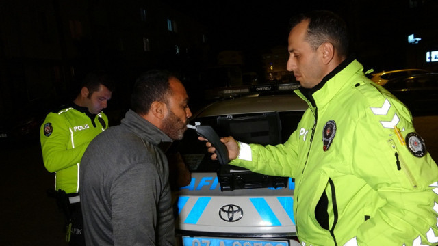 Ceza korkusuyla otomobili oğlunun kullandığını söyledi, polisler ‘kamera var’ deyince itiraf etti - Resim: 1