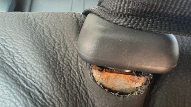 Sıfır kilometre Suzuki araçta şoke eden görüntü! Koltukları paslı çıktı, vatandaş soluğu savcılıkta aldı - Resim: 1