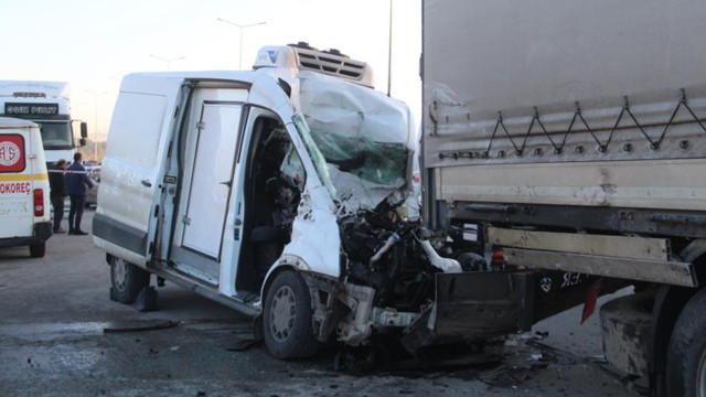 Antalya'da minibüs park halindeki tıra ok gibi saplandı! "Rüyadayım zannettim" - Resim: 0