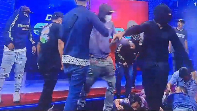 Ekvador çok fena karıştı! Çete üyeleri canlı yayını bastı, spikerin cebine bomba koydu, gardiyan astı - Resim: 0