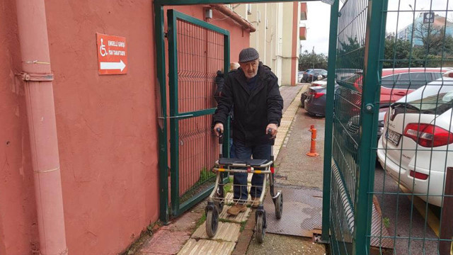 Vicdansızlığın böylesi: Akülü sandalye almak isteyen yaşlı adam dolandırıldı - Resim: 0