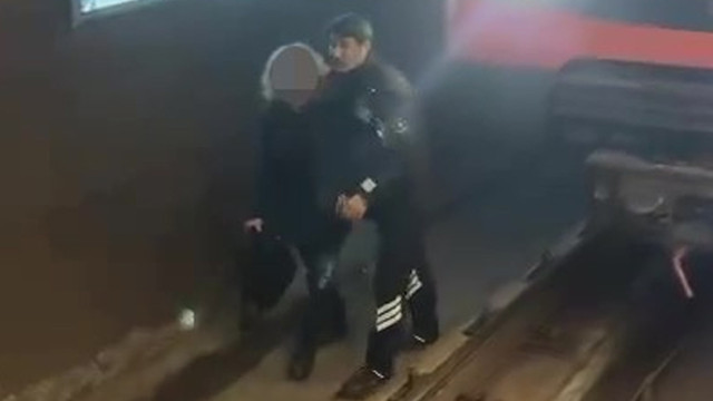 Metroda raylara atladı, kendisini arayan güvenliğe ‘ölmek istiyorum’ dedi - Resim: 0