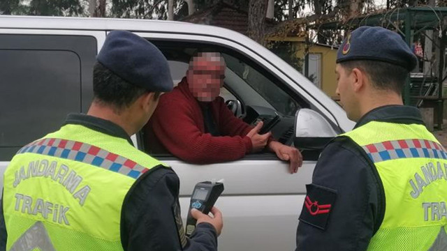 Jandarma alkolmetreyi üfletmek için yarım saat dil döktü, üfleyince cezayı yedi - Resim: 0