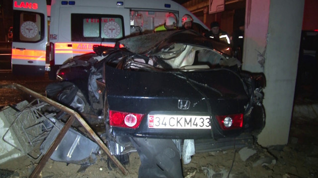 Kartal'da kontrolden çıkan araç üst geçidin direğine çarptı: 1 ölü, 1 ağır yaralı - Resim: 2