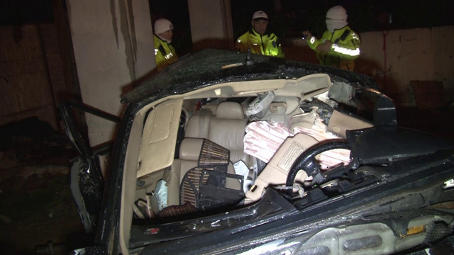 Kartal'da kontrolden çıkan araç üst geçidin direğine çarptı: 1 ölü, 1 ağır yaralı - Resim: 0