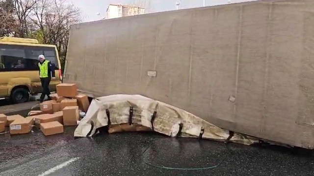 Beylikdüzü'nde kamyon devrildi! Yol trafiğe kapandı - Resim: 0