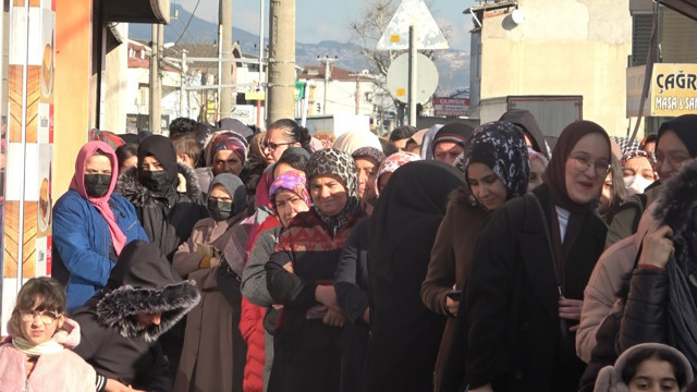 20 liraya paspas, 50 liraya tencere almak için saatlerce sıra beklediler - Resim: 0