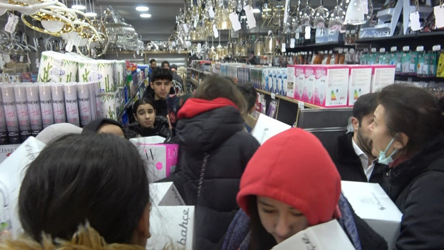 20 liraya paspas, 50 liraya tencere almak için saatlerce sıra beklediler - Resim: 1