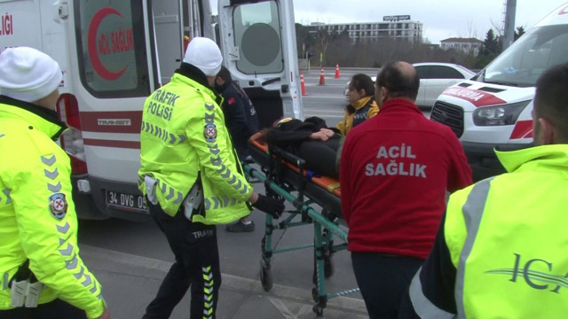 Kuzey Marmara Otoyolu'nda ticari taksi gişeye çarptı: 2 ağır yaralı - Resim: 1