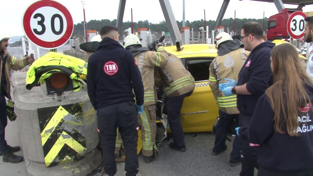 Kuzey Marmara Otoyolu'nda ticari taksi gişeye çarptı: 2 ağır yaralı - Resim: 0