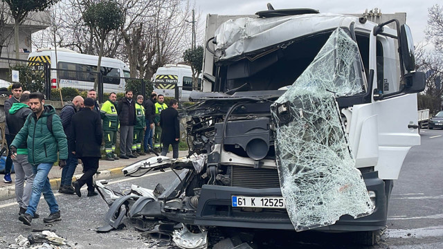 Sarıyer'de İETT otobüsüne çöp kamyonu çarptı! 2'si ağır 3 yaralı - Resim: 0
