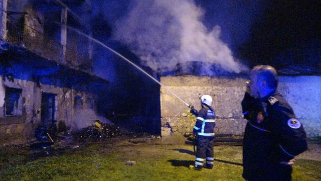 Adana'da yangın faciası: Anne ve 2 çocuğu hayatını kaybetti - Resim: 0