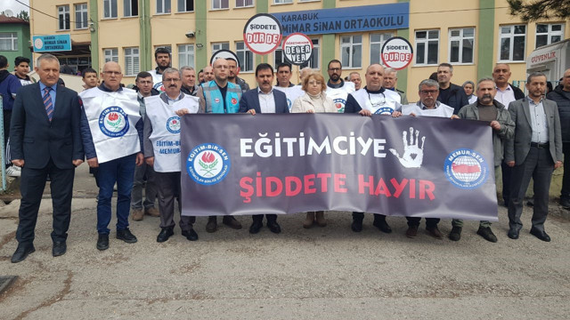 Okulu basan veli çocuğuyla tartışan öğrenci ile Türkçe öğretmenini darp etti - Resim: 0
