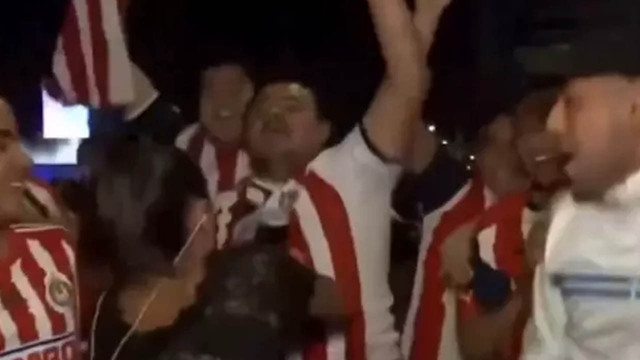 Canlı yayında taciz! Kadın muhabir elindeki mikrofonla taraftara saldırdı - Resim: 2