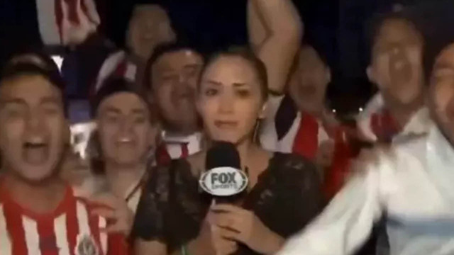 Canlı yayında taciz! Kadın muhabir elindeki mikrofonla taraftara saldırdı - Resim: 0