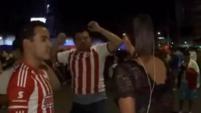 Canlı yayında taciz! Kadın muhabir elindeki mikrofonla taraftara saldırdı - Resim: 3