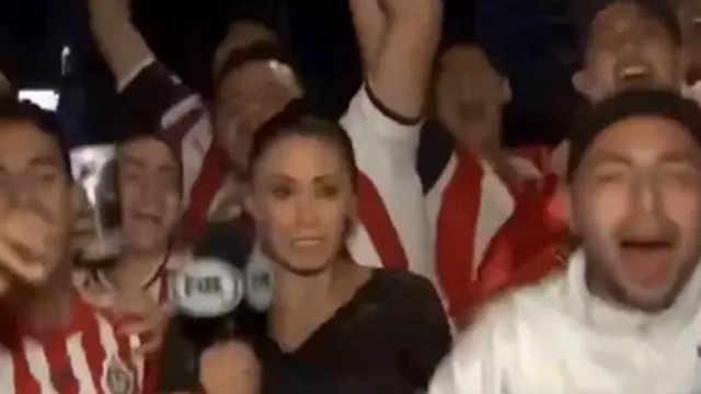 Canlı yayında taciz! Kadın muhabir elindeki mikrofonla taraftara saldırdı - Resim: 1