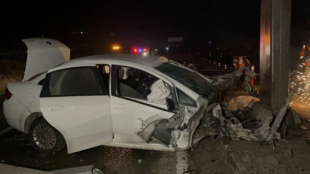 190 kilometre hızla direğe çarpan otomobilin sürücüsü hayatını kaybetti - Resim: 1