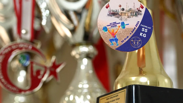 Enkaz altından şampiyonluğa! 3 gün enkaz altında kalan Büşra'nın başarısı - Resim: 0