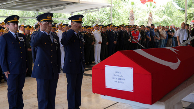 Şehit Hava Pilot Albay Uğur Yıldız, İzmir'de son yolculuğuna uğurlandı - Resim: 2
