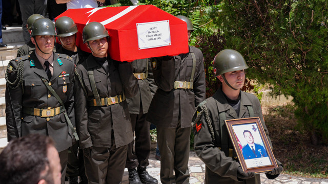 Şehit Hava Pilot Albay Uğur Yıldız, İzmir'de son yolculuğuna uğurlandı - Resim: 0