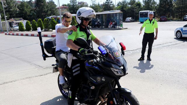 YKS için yanlış okula gelen ve kimliğini unutan öğrencilerin yardımına polis yetişti - Resim: 0