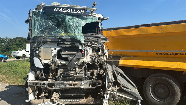 Kocaeli'de tır ile servis minibüsü çarpıştı - Resim: 1