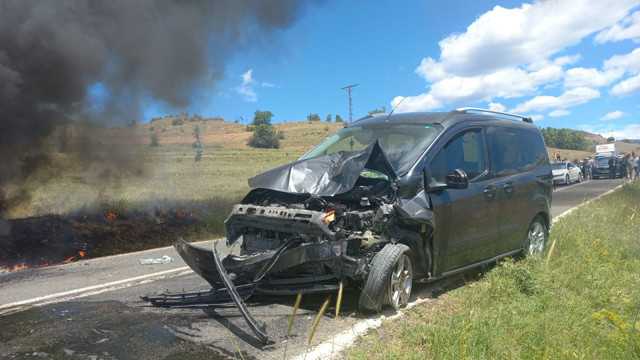 Çankırı'da hafif ticari araç ile otomobil çarpıştı - Resim: 0