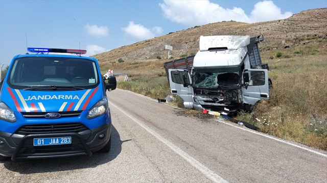 Adana'da feci kaza! Tır ile kamyonet çarpıştı: 3 kişi öldü - Resim: 0