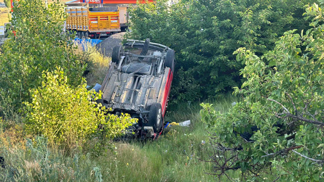 Sivas'ta 6 kişiyi taşıyan hafif ticari araç devrildi - Resim: 2