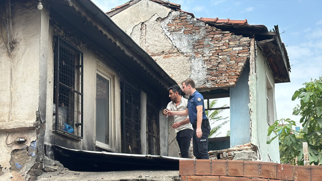 Bursa'da yaşlı adam ortalığı birbirine kattı! Polisi bıçakladı, biber gazıyla etkisiz hale getirildi - Resim: 0