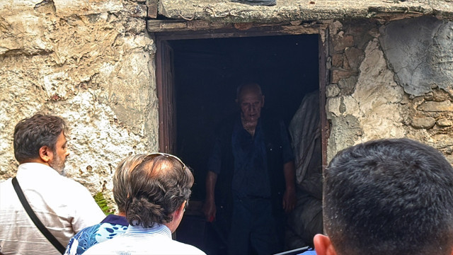 Bursa'da yaşlı adam ortalığı birbirine kattı! Polisi bıçakladı, biber gazıyla etkisiz hale getirildi - Resim: 1