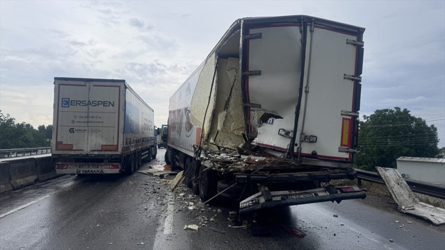 Sakarya'da zincirleme trafik kazası: 1'i ağır 3 yaralı - Resim: 0