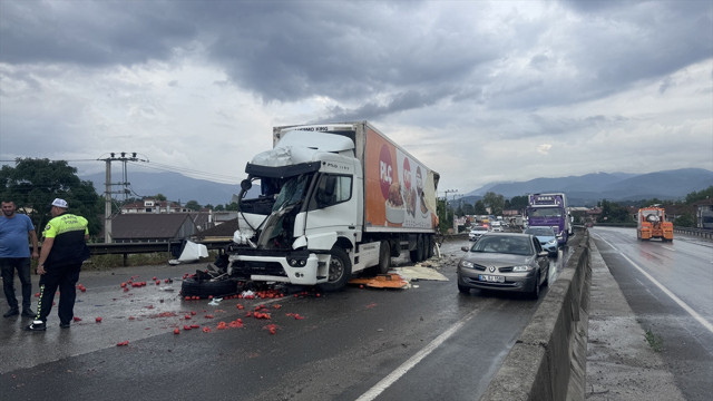 Sakarya'da zincirleme trafik kazası: 1'i ağır 3 yaralı - Resim: 2
