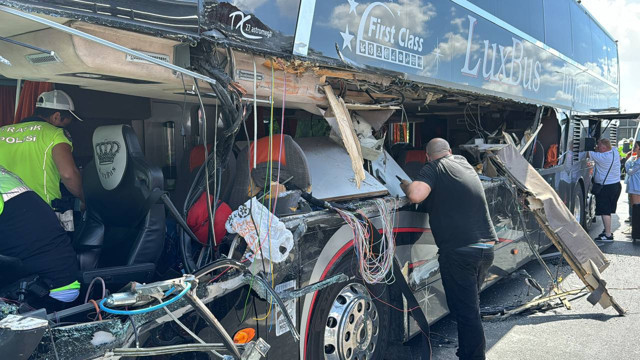 TEM Otoyolu'nda zincirleme kaza! 5 araç birbirine girdi: Yaralılar var - Resim: 2