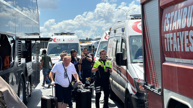 TEM Otoyolu'nda zincirleme kaza! 5 araç birbirine girdi: Yaralılar var - Resim: 1