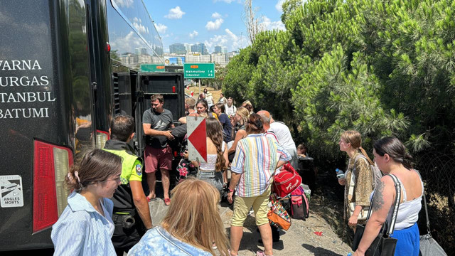 TEM Otoyolu'nda zincirleme kaza! 5 araç birbirine girdi: Yaralılar var - Resim: 0