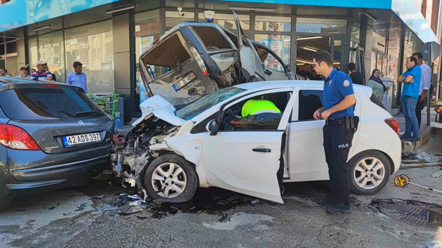 Isparta'da kontrolden çıkan otomobil 7 araç ile markete çarptı - Resim: 1