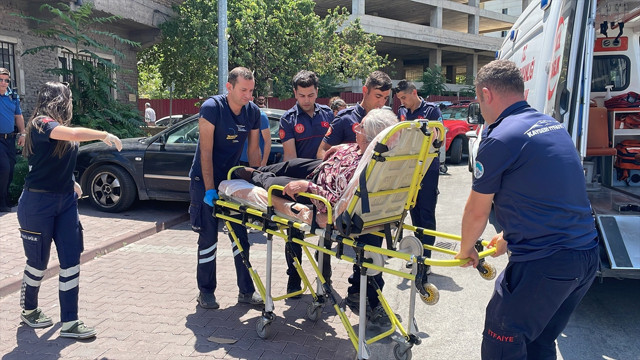 Otomobilde kilitli kalan yaşlı kadın itfaiye ekiplerince kurtarıldı - Resim: 2