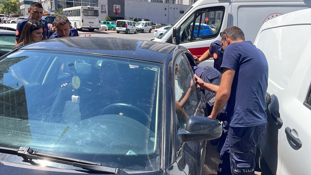 Otomobilde kilitli kalan yaşlı kadın itfaiye ekiplerince kurtarıldı - Resim: 1