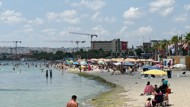 İstanbul'da sıcak hava ve nem etkili oluyor: Vatandaşlar sahillere koştu - Resim: 3
