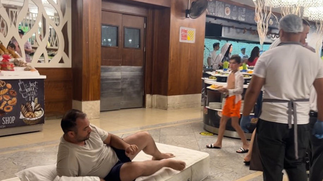 5 yıldızlı otelde klima krizi! Yatağını restorana taşıdı, Bakanlık yetkilileri inceleme yaptı - Resim: 0