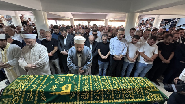 Sakarya'da silahlı saldırıda öldürülen eski Ferizli Belediye Başkanı Ahmet Soğuk'un cenazesi defnedildi - Resim: 0