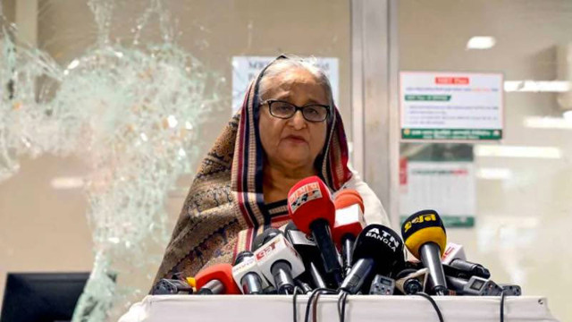 Bangladeş'te protestocular Başbakan'ın konutunu bastı Başbakan Hasina helikopterle kaçtı - Resim: 0